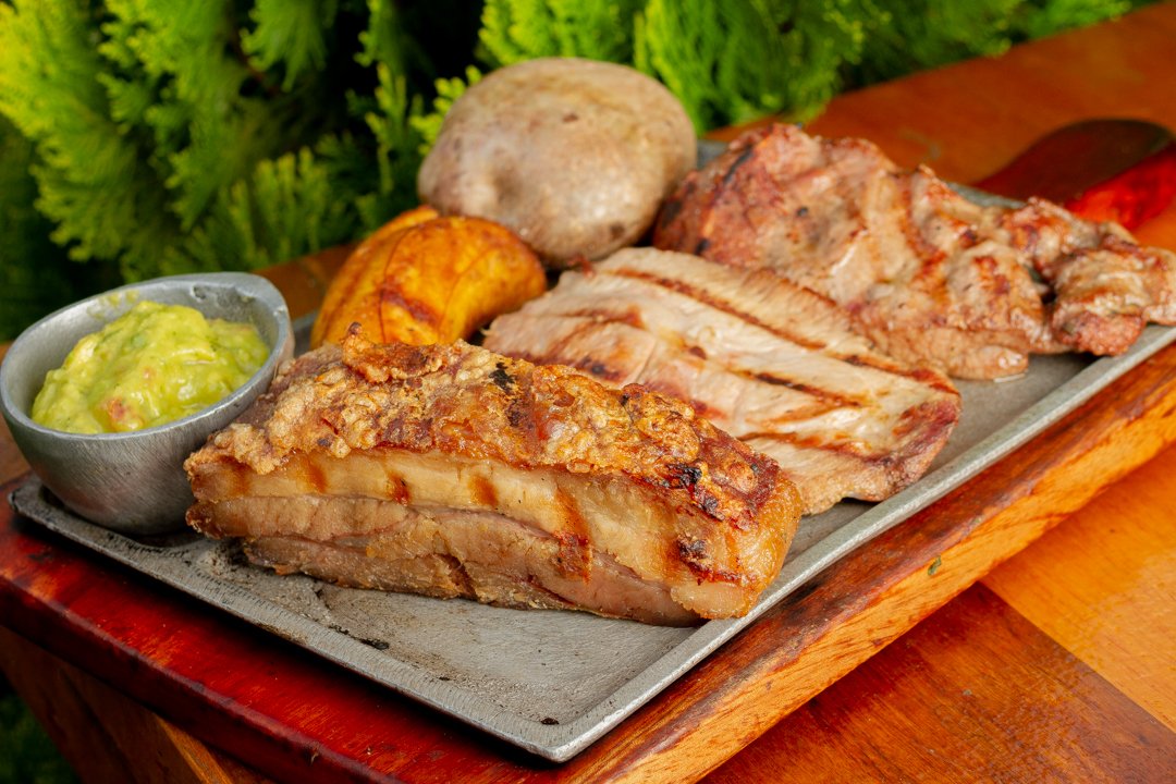 Mixto con Costilla Enchicharronada - especialidad de Balsámico